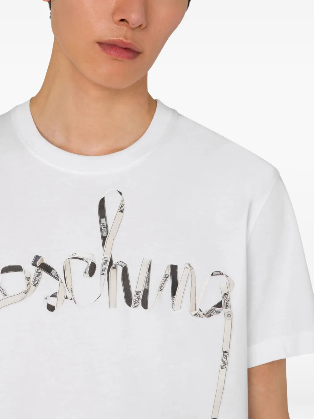 Minimalistyczny biały T-shirt z dopasowaniem
