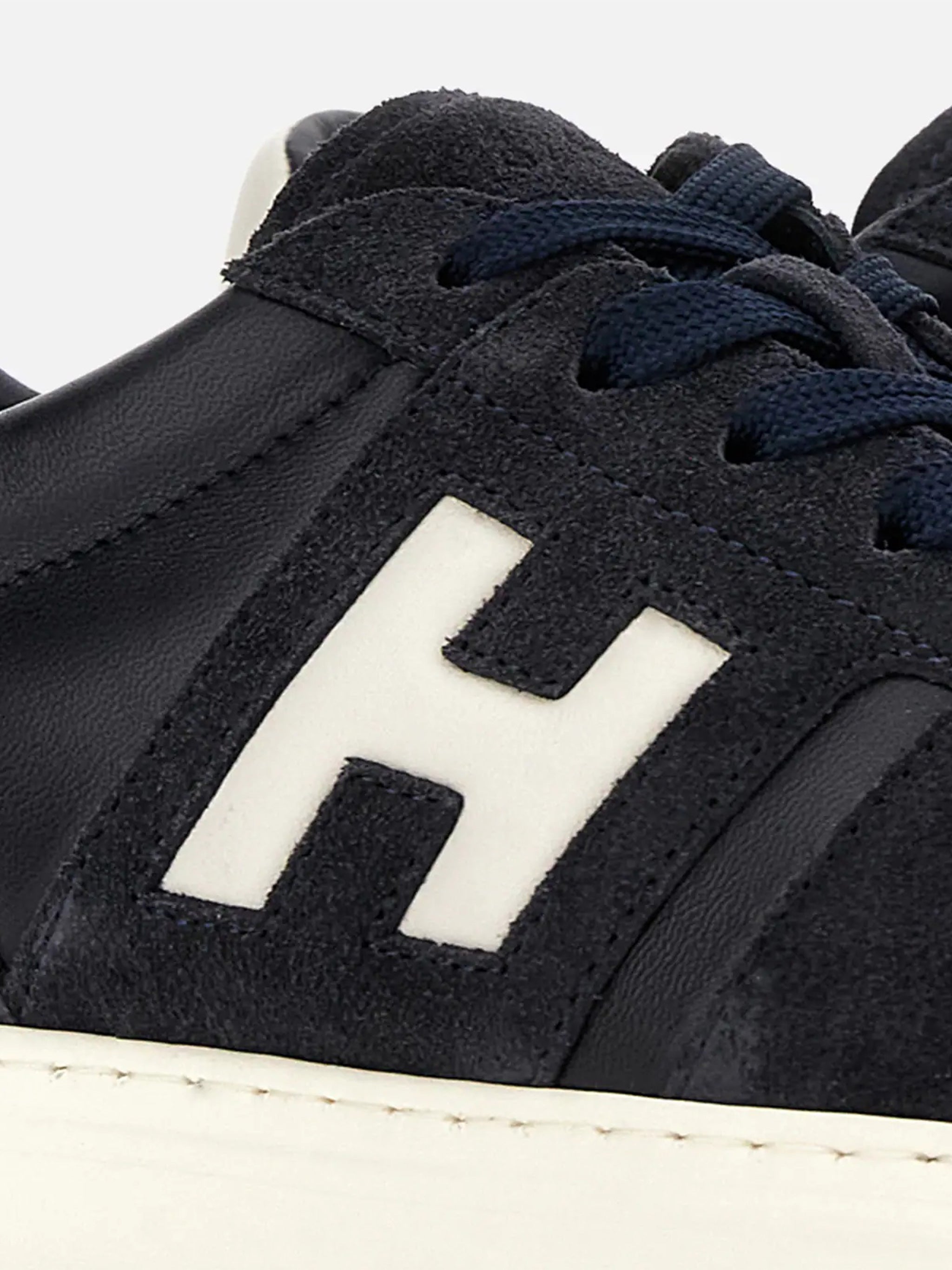 Black Low-Top Suede Texture Contrast Sneakers