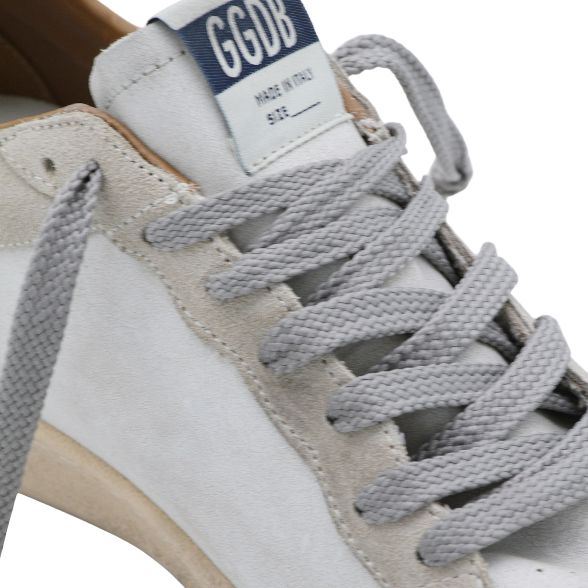 Classic Low-Top Sneakers With Textured Sole And Lace-Up Front