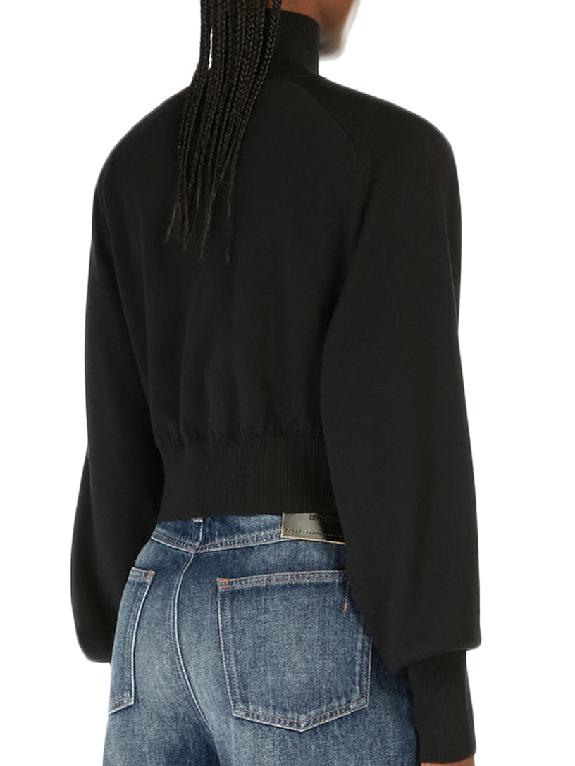 Fitted Black Turtleneck Sweater with Cropped Hem