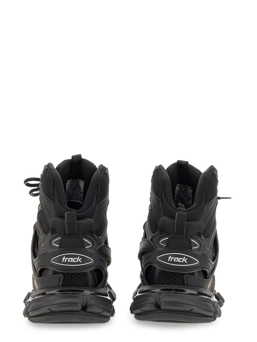 Performance-Driven Sneakers with Breathable Mesh Upper