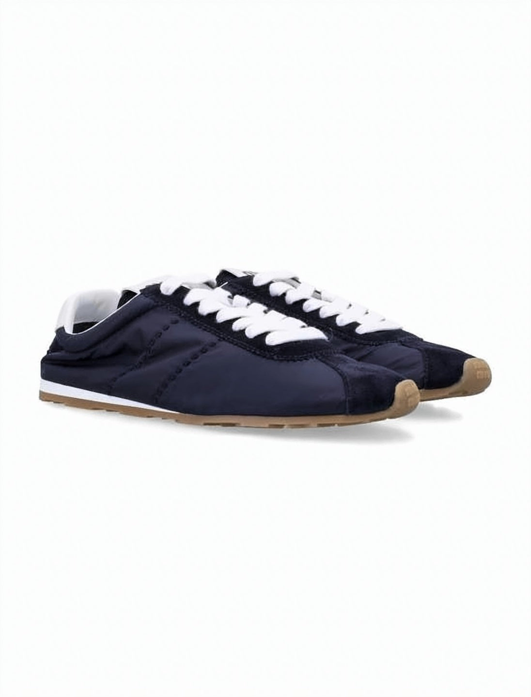 Pikowane sneakersy o niskim profilu z kontrastującą patką na pięcie
