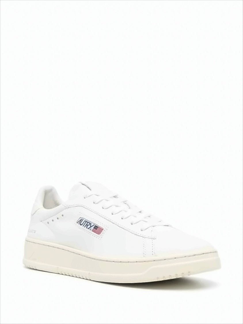 Niskie skórzane sneakersy z perforowanymi detalami i akcentem w postaci flagi