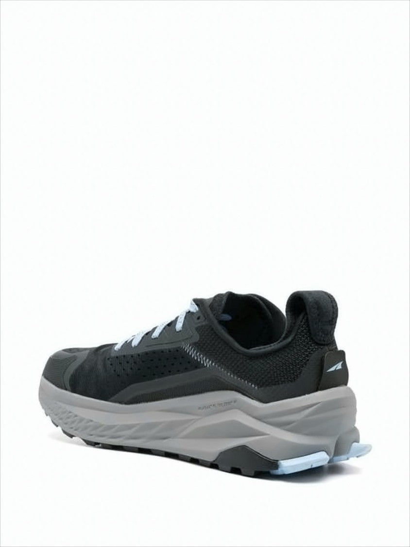 Low-Profile Black Sneakers With Breathable Mesh Upper