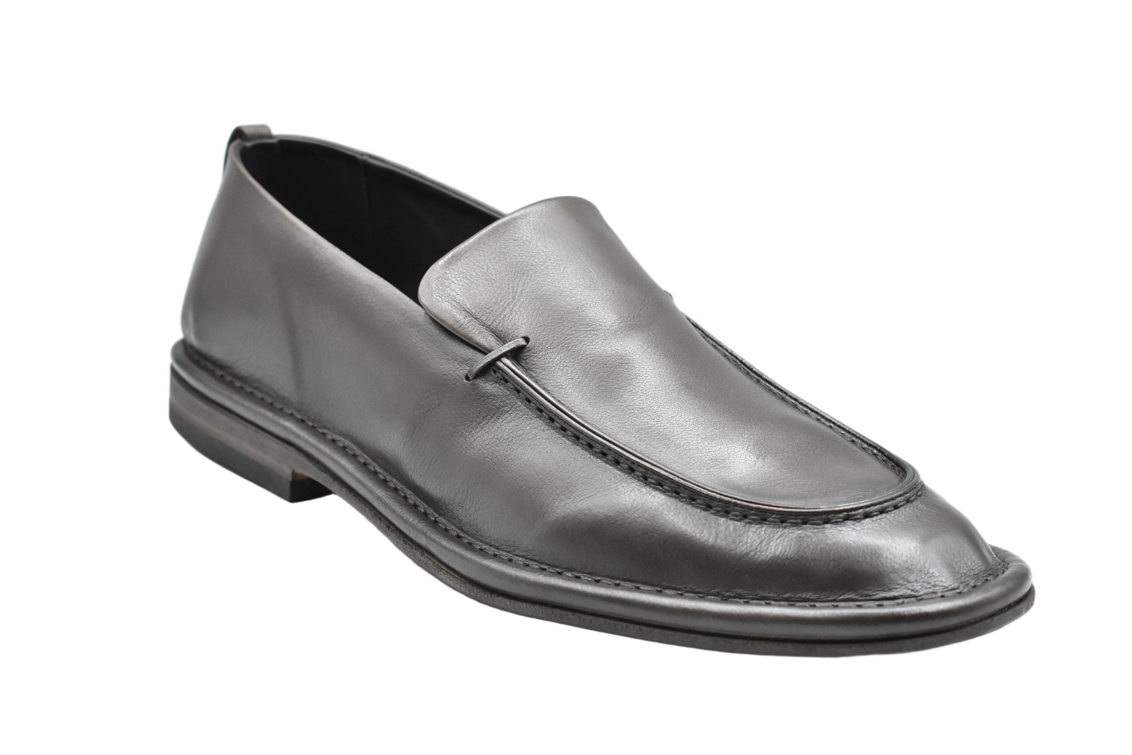 Low-Cut Polished Leather Shoes With Subtle Stitching Details