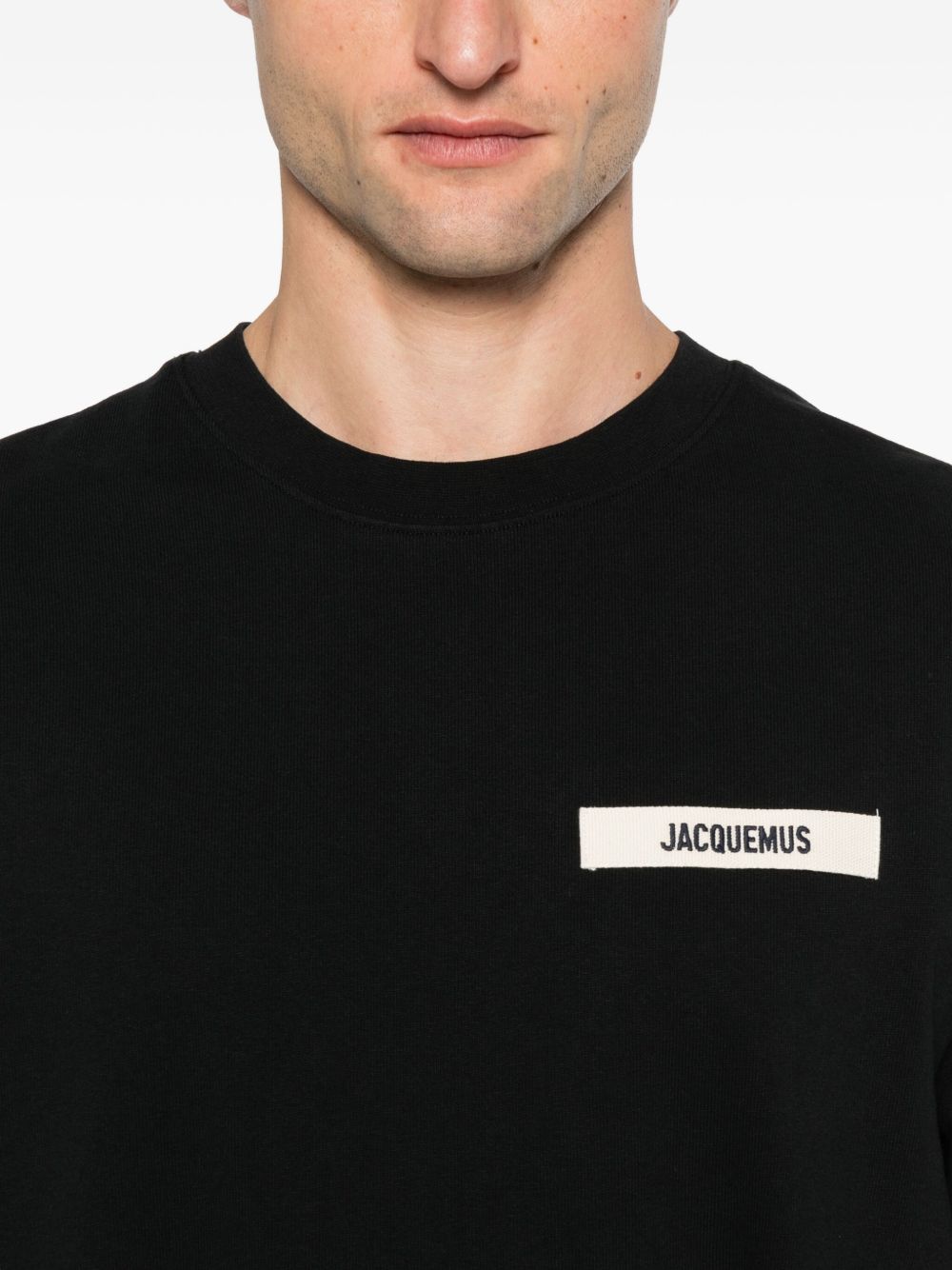Czarny T-shirt z krótkim rękawem