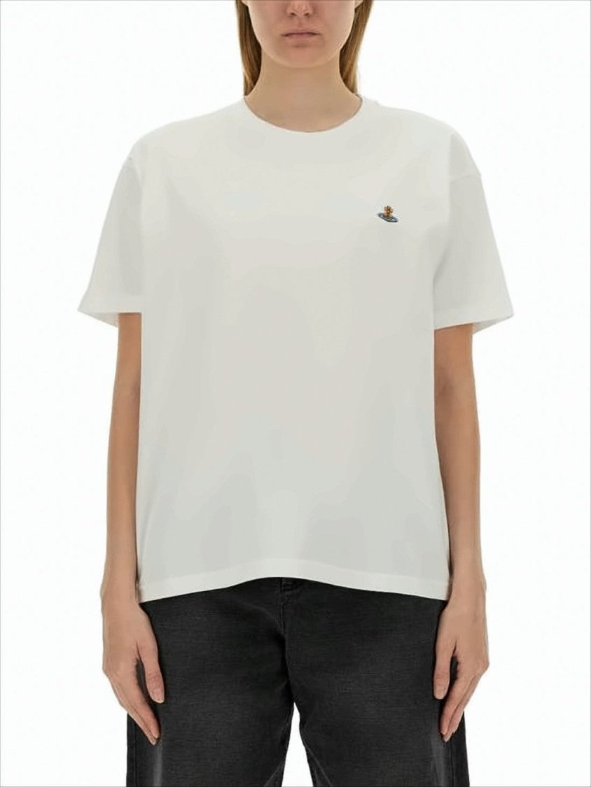 Klasyczny biały T-shirt z krótkim rękawem i haftowanym detalem