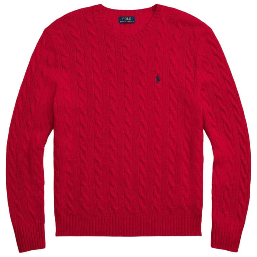 Czerwony sweter pleciony w warkocze