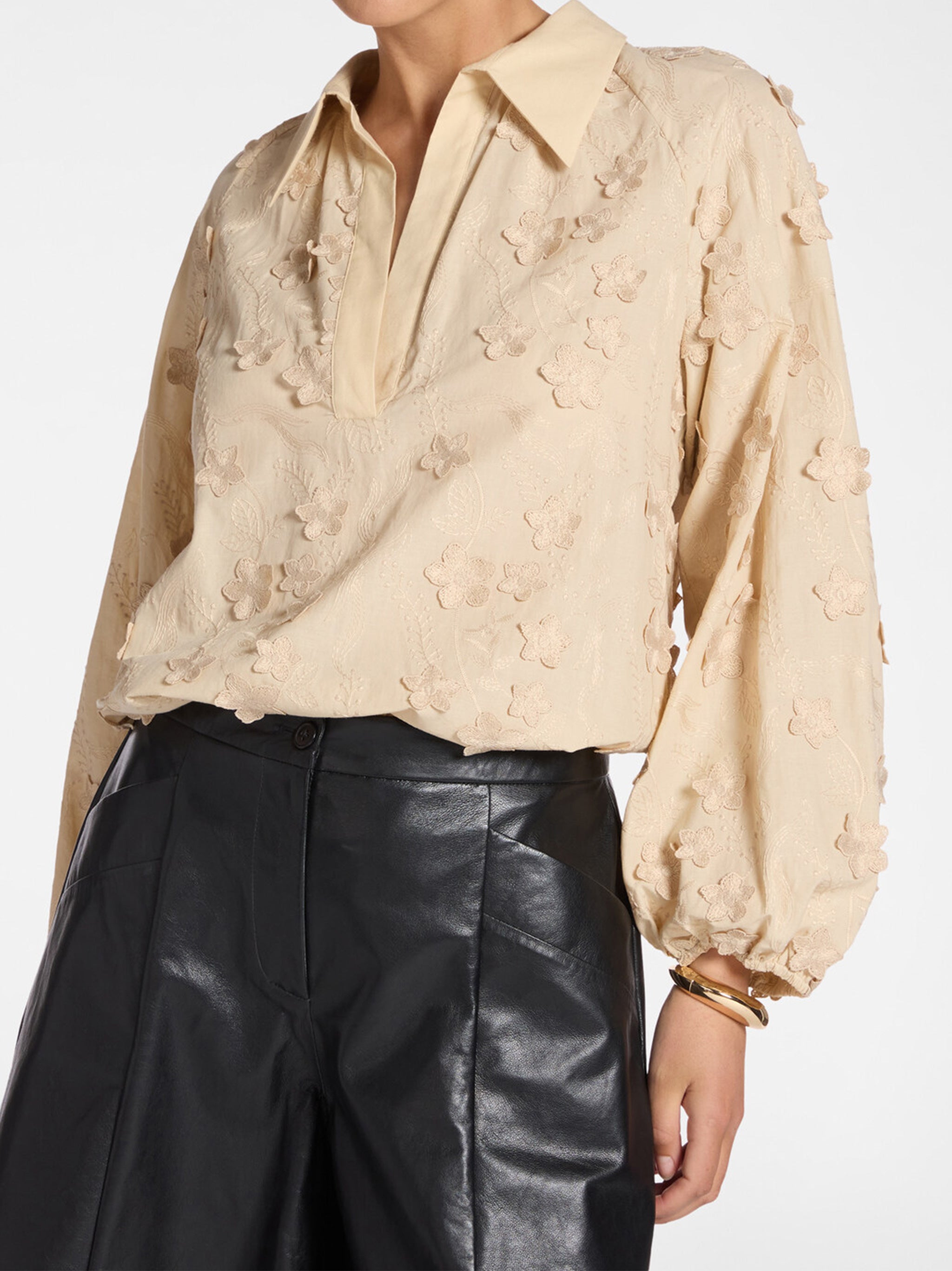 Blusa Kimono Floral Appliqué V-Neck Blouse