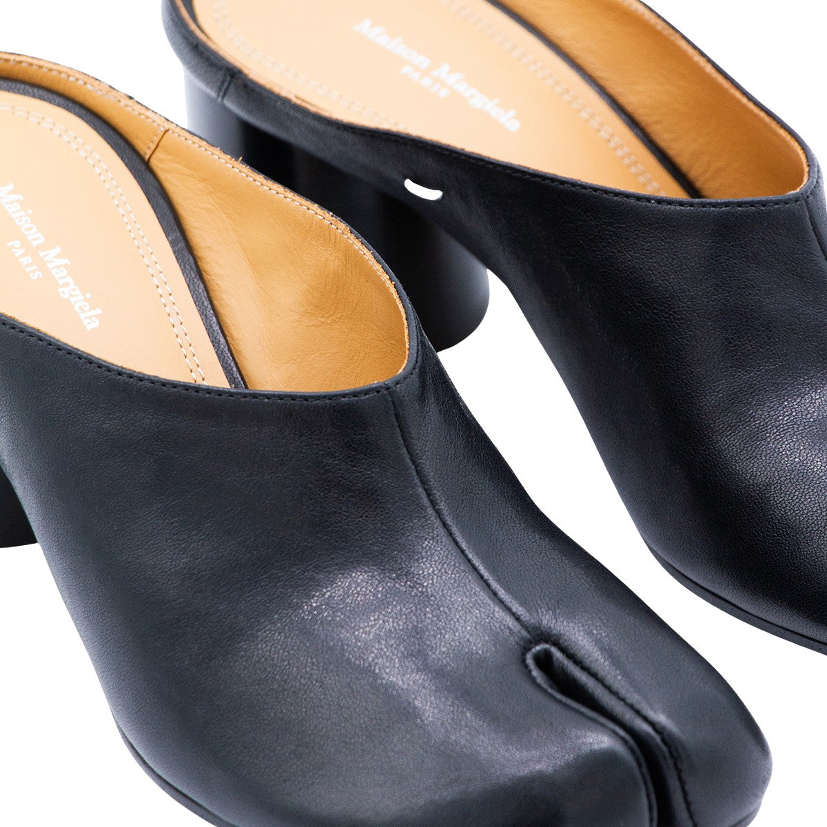 Black Sandals With Thin Straps And Flat Sole