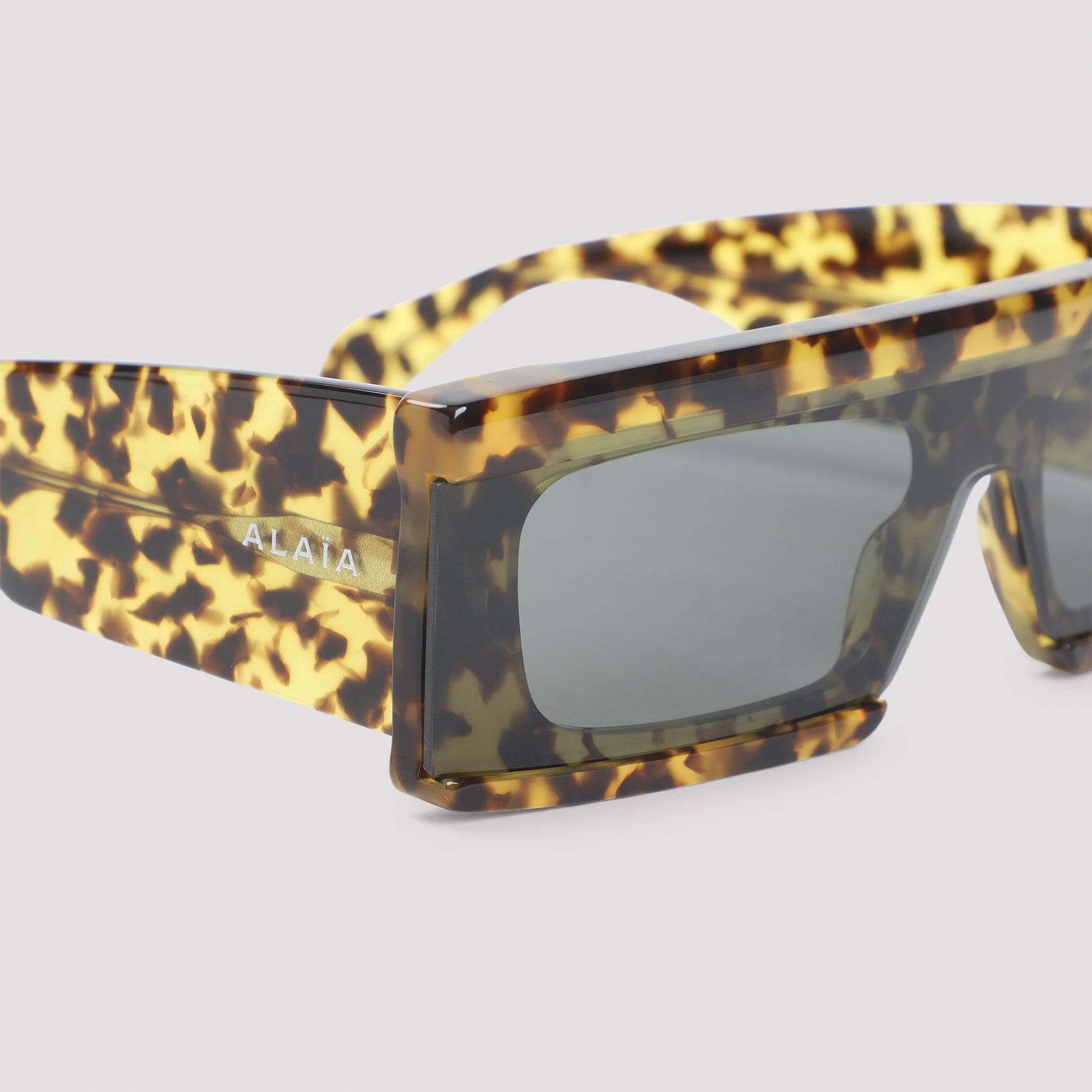 Bold Tortoiseshell Rectangular Sunglasses with Glossy Finish