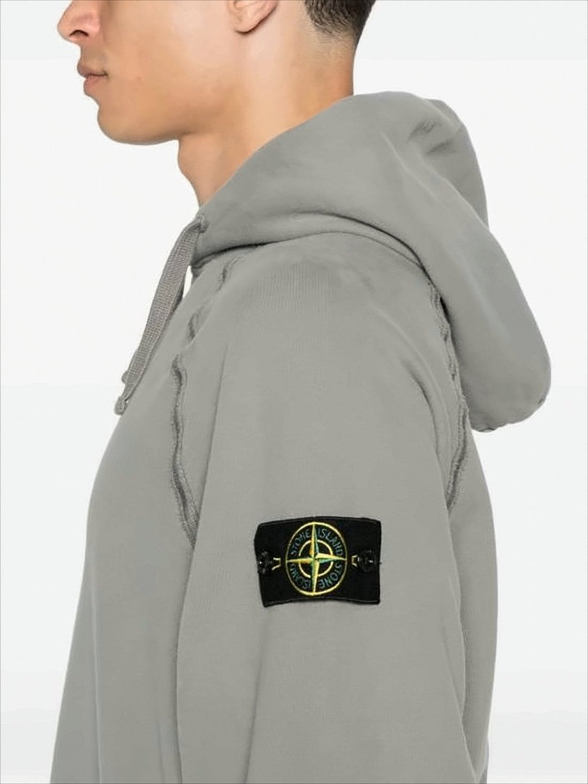 Szara bluza z kapturem o luźnym kroju z charakterystycznym naszywanym logo