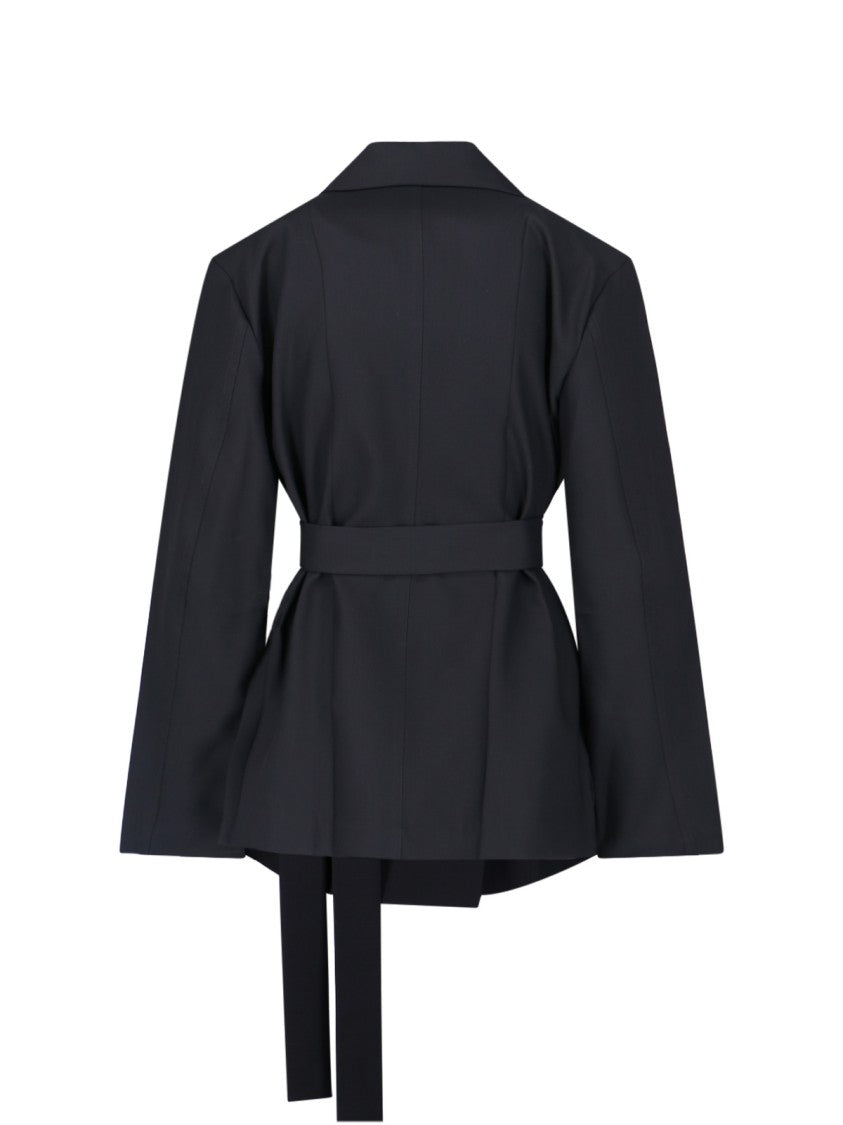 Tailored Black Jacket With Classic Collar And Streamlined Silhouette