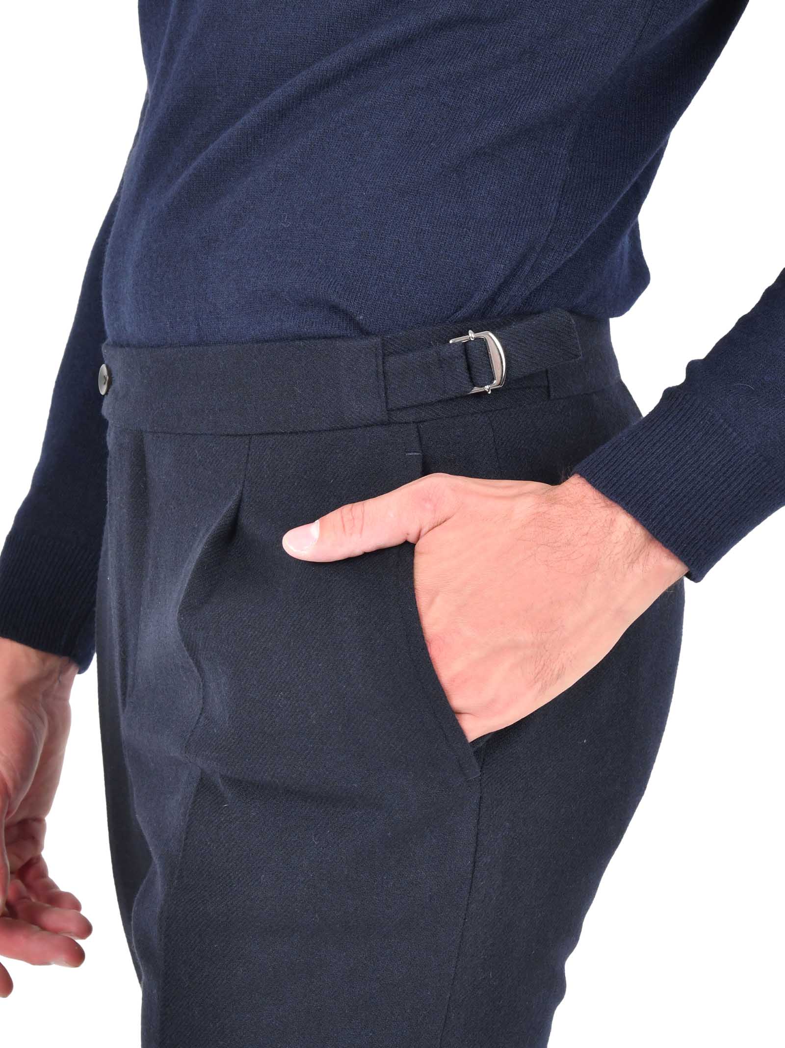 Dopasowane niebieskie kaszmirowe spodnie z paskiem zapinanym na klamrę
