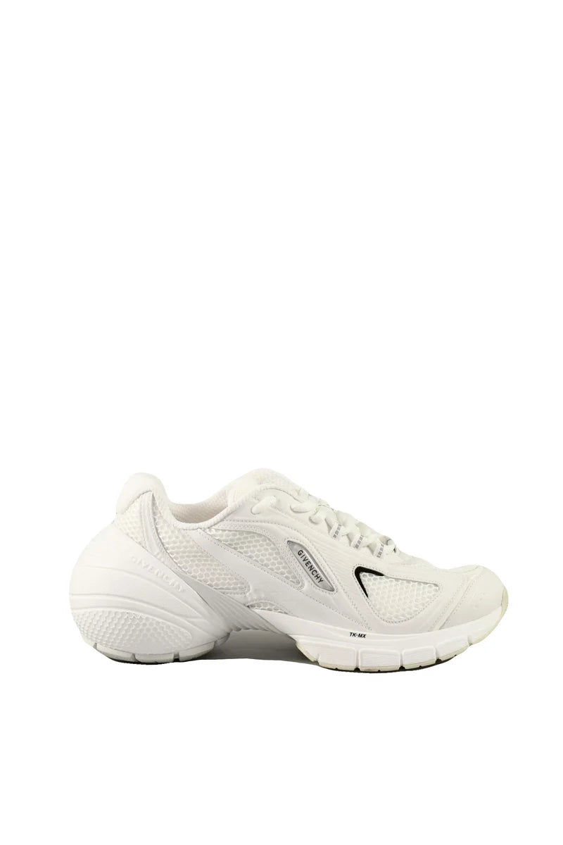 Minimalist White Sneakers with Streamlined Silhouette