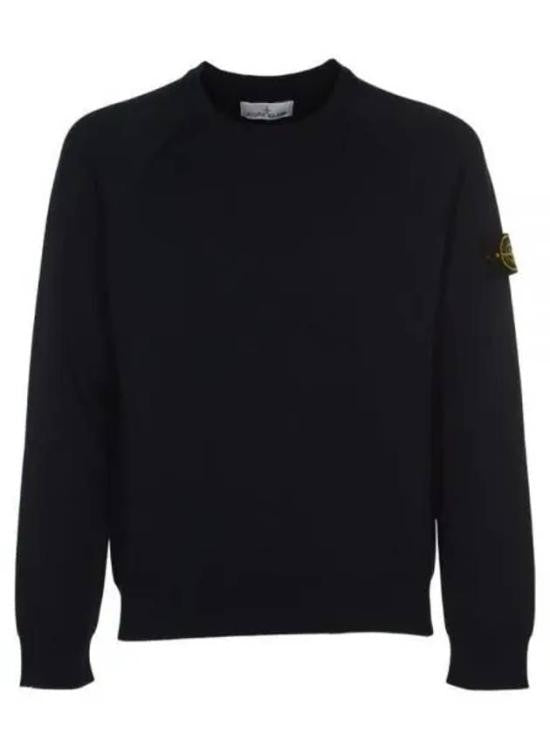 Czarny sweter z dzianiny z klasycznym dekoltem okrągłym i naszywką z logo