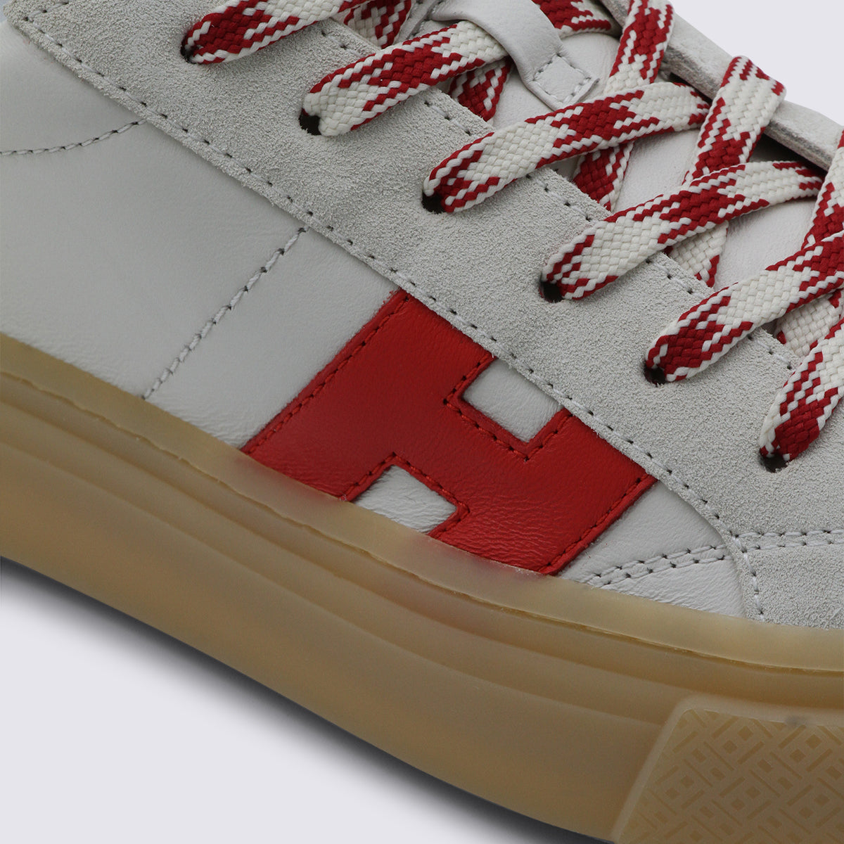 Skórzane sneakersy z czerwonymi akcentami