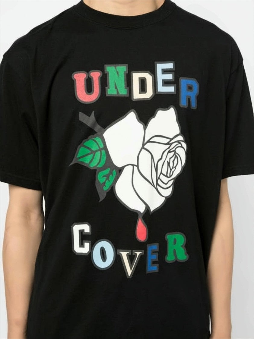 Short-Sleeved T-Shirt With Bold Graphic Design