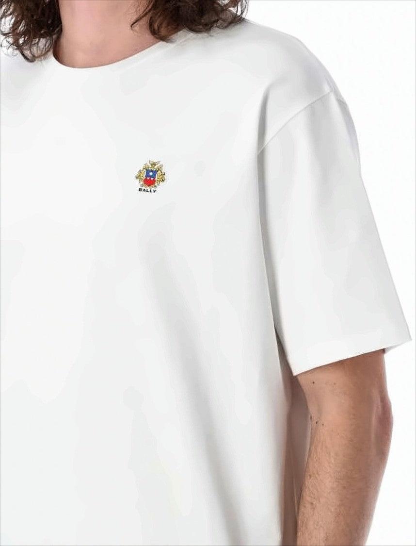 Minimalistyczny biały T-shirt z krótkim rękawem z emblemem