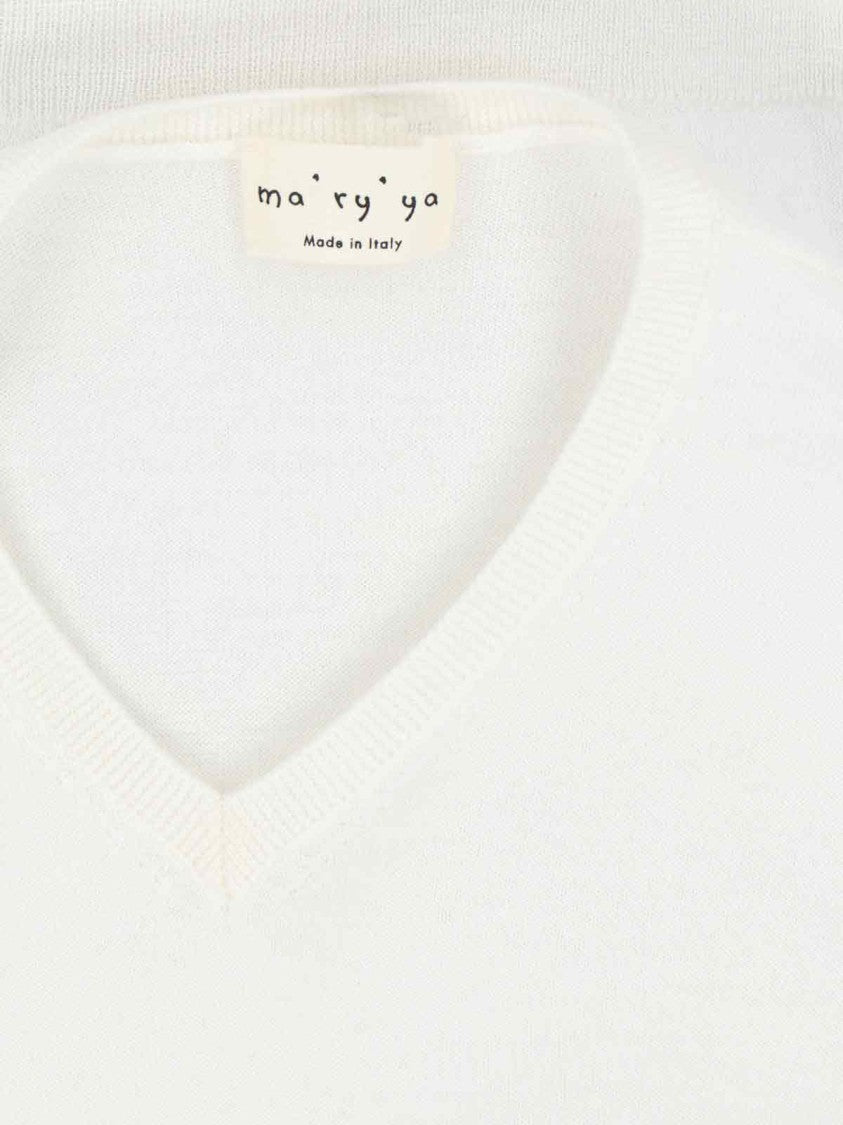 Minimalist White Sweater With Classic Fit And Round Neckline
