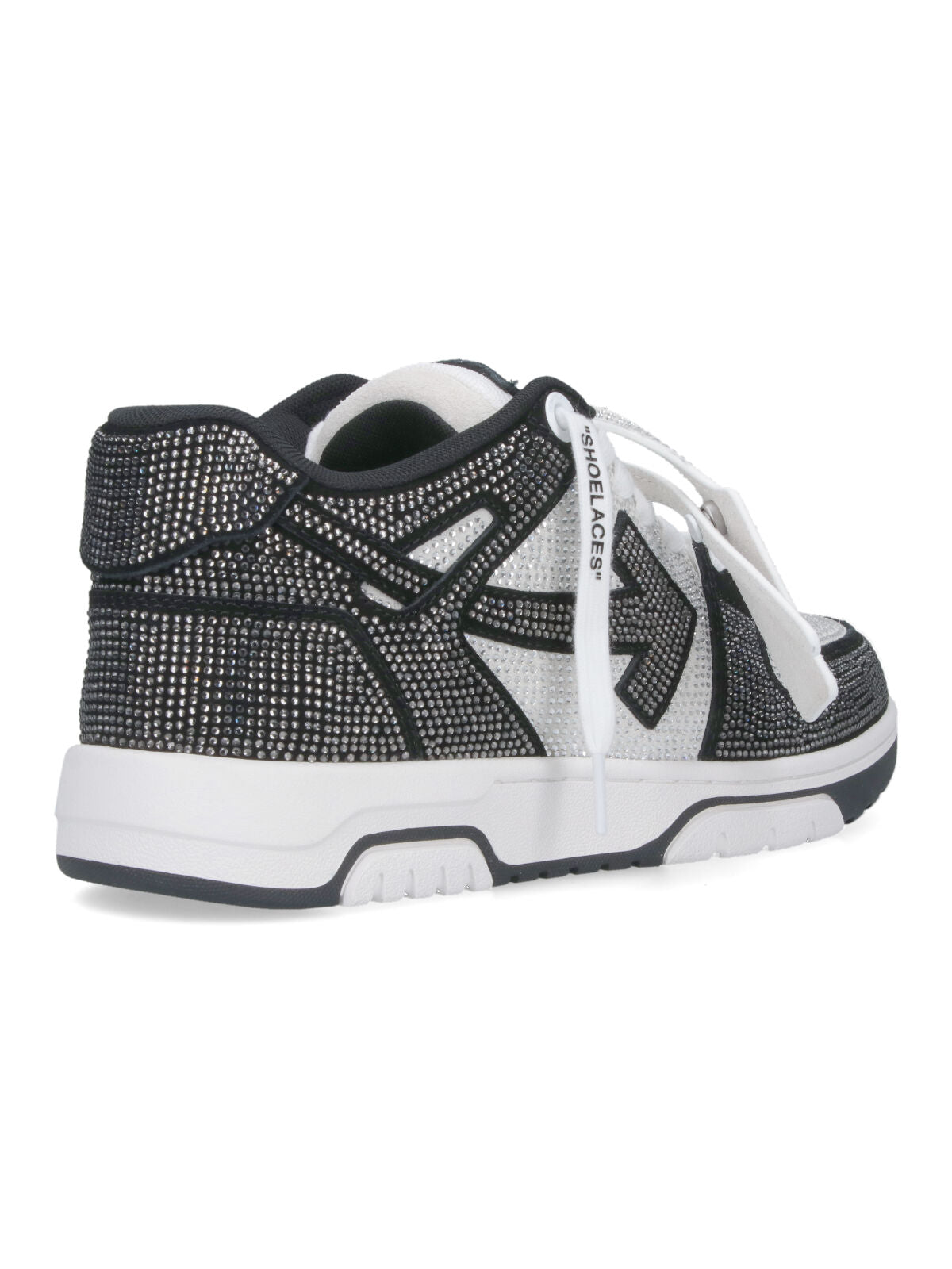 Low-Top Black Sneakers with Modern Design and Durable Sole