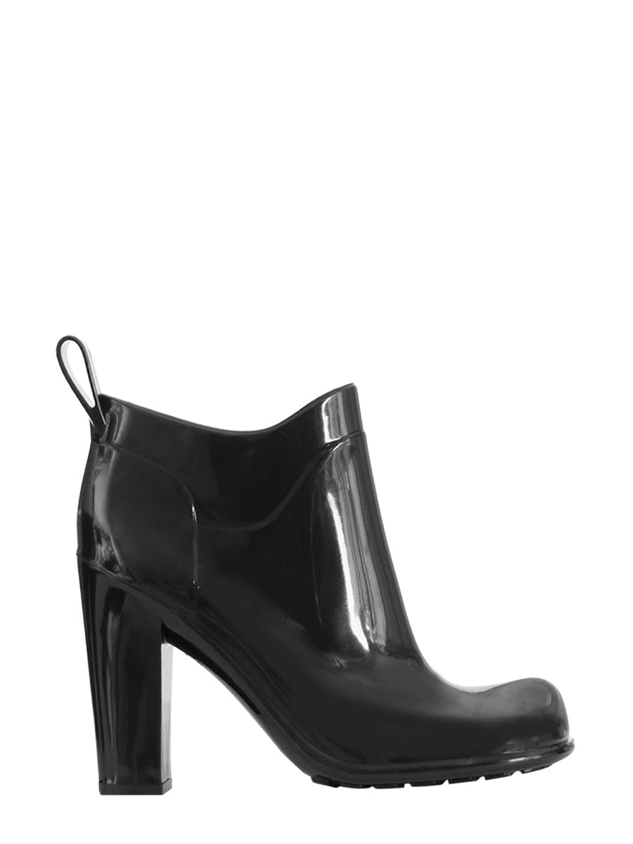 Black Rubber Shine Boot with Notched Sole