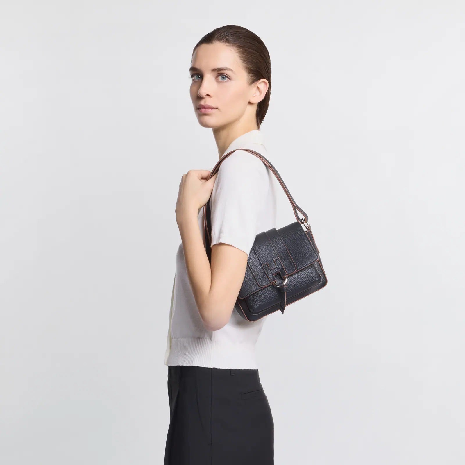 Black H01X Flap Bag Shoulder Bag