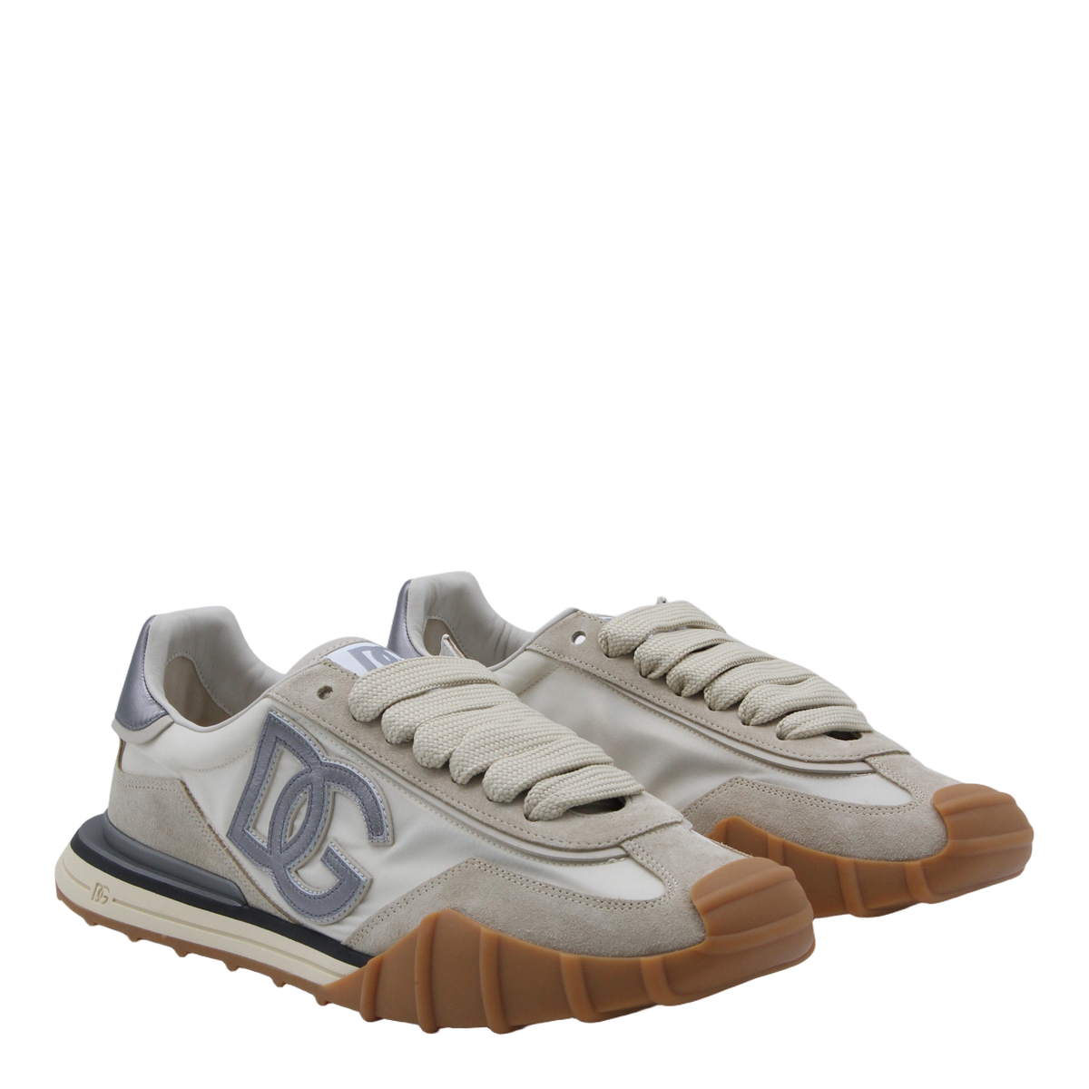 Low-Top White Sneakers with Classic Silhouette