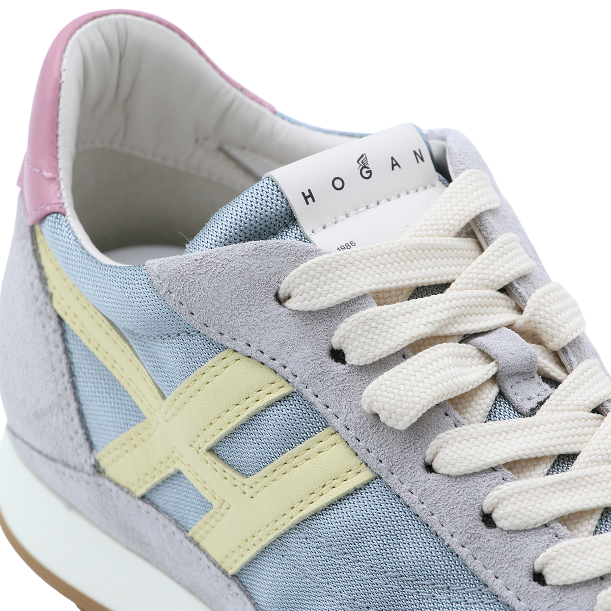 Minimalistyczne białe sneakersy niskie z amortyzowaną podeszwą