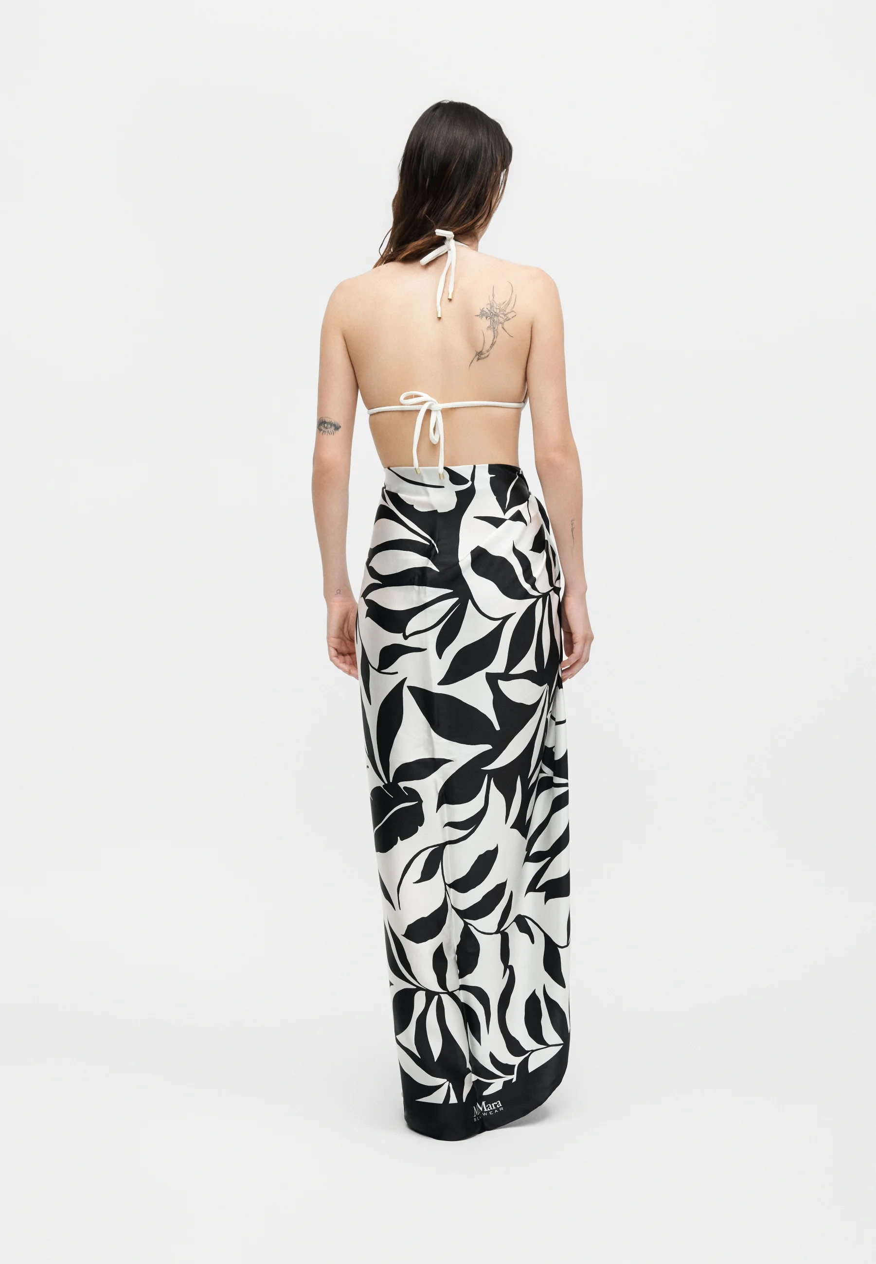 Wrap Scarf with Bold Leaf Pattern