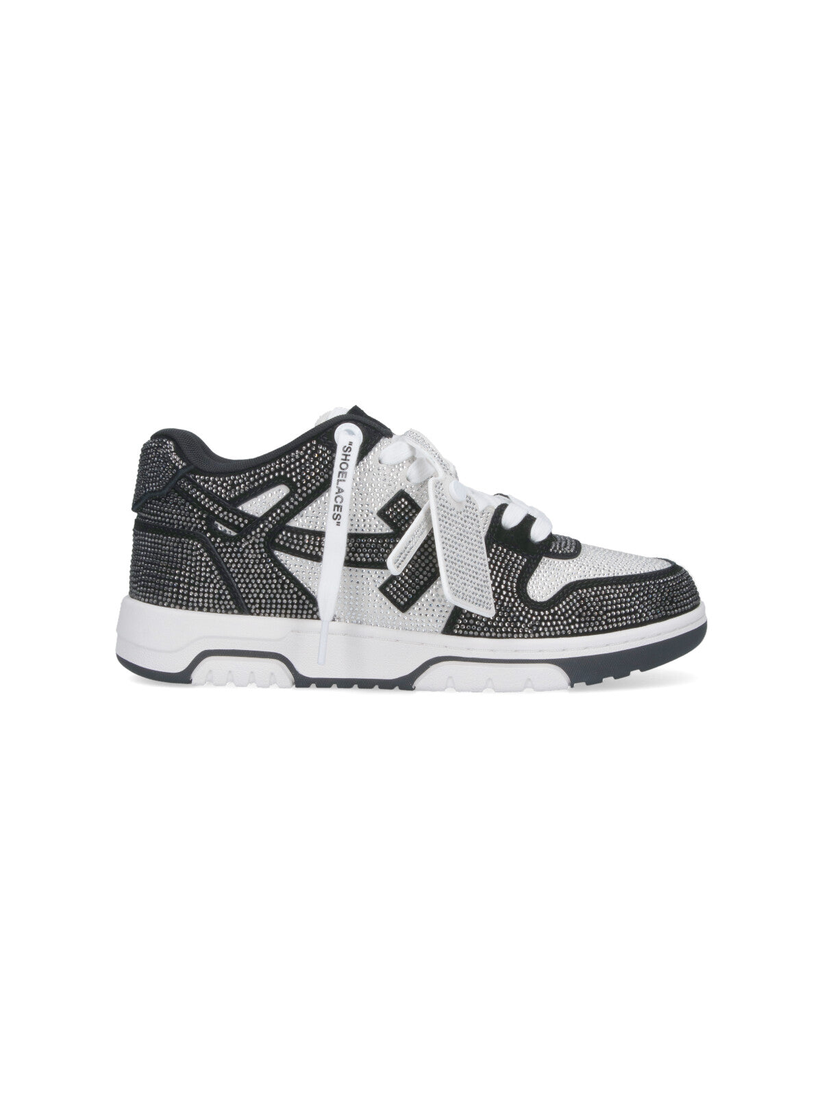 Low-Top Black Sneakers with Modern Design and Durable Sole