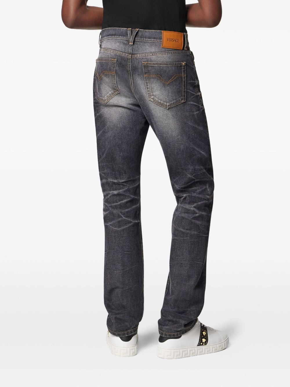 Proste jeansy z czarnego denimu z efektem sprania