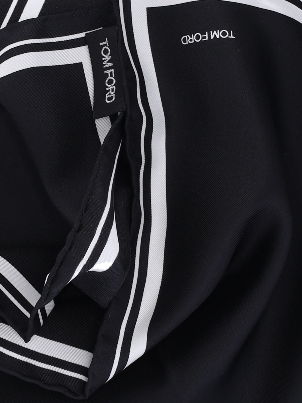 Contrast Detail Pocket Square – Black