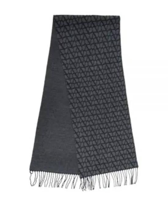 Geometric Pattern Wool Scarf with Fringed Edges