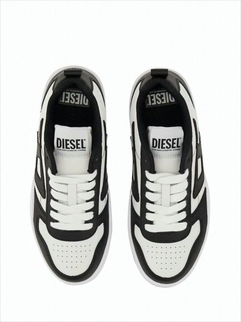 Low-Top White Sneakers with Perforated Detailing