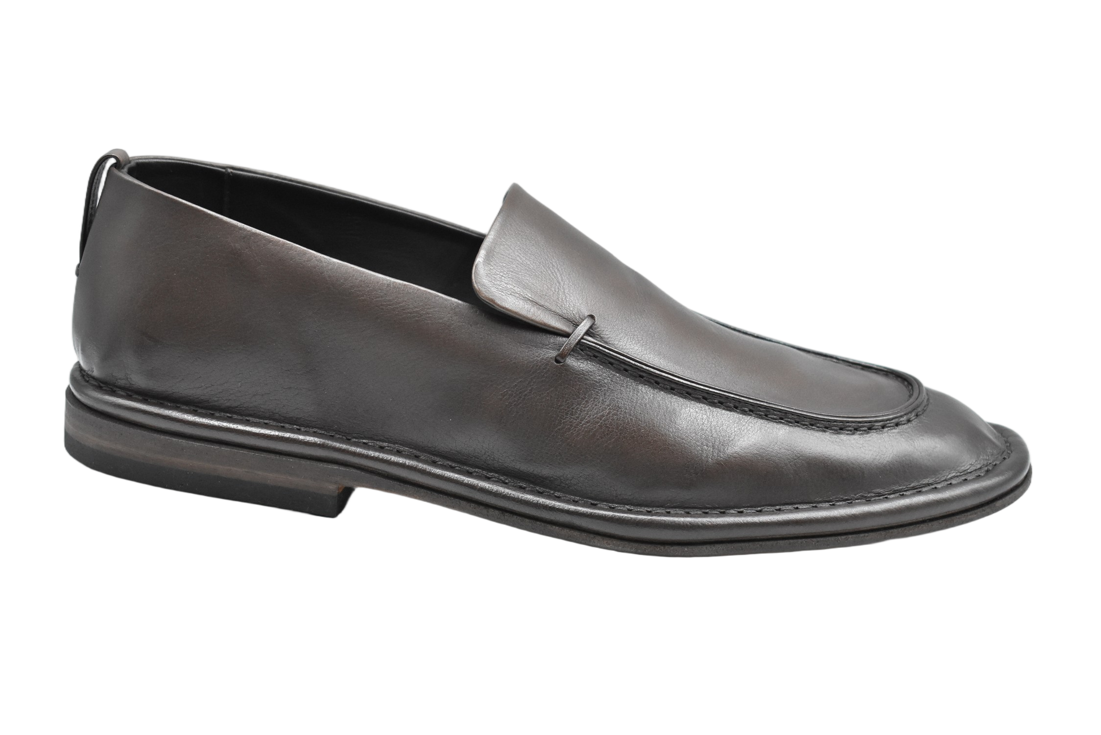 Low-Cut Polished Leather Shoes With Subtle Stitching Details