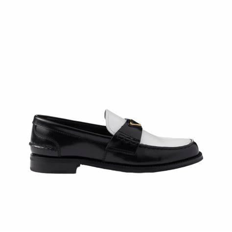 Two-Tone Classic Loafer With Metallic Accent