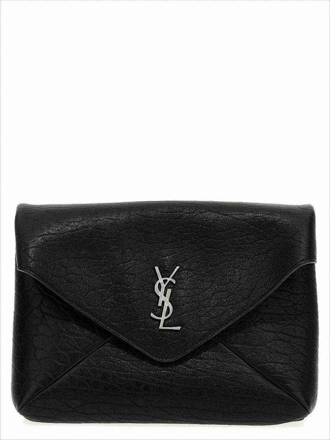 Teksturowana skórzana torba crossbody z metalicznym emblematem