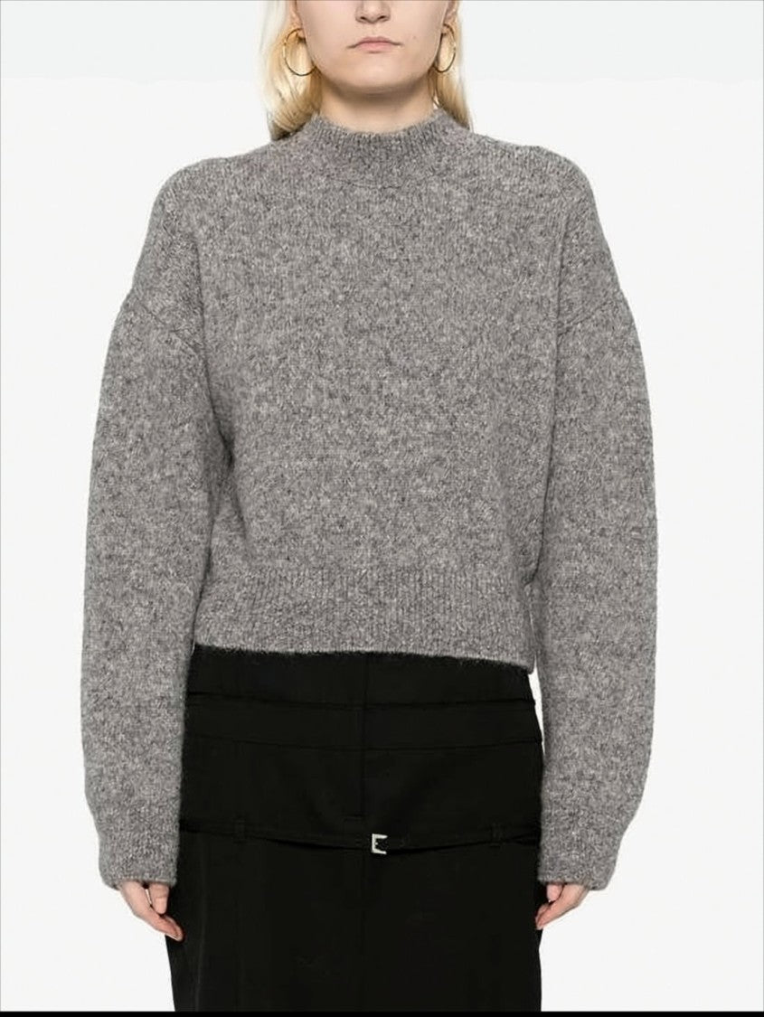 Krótki sweter z golfem, bufiastymi rękawami i detalami z logo