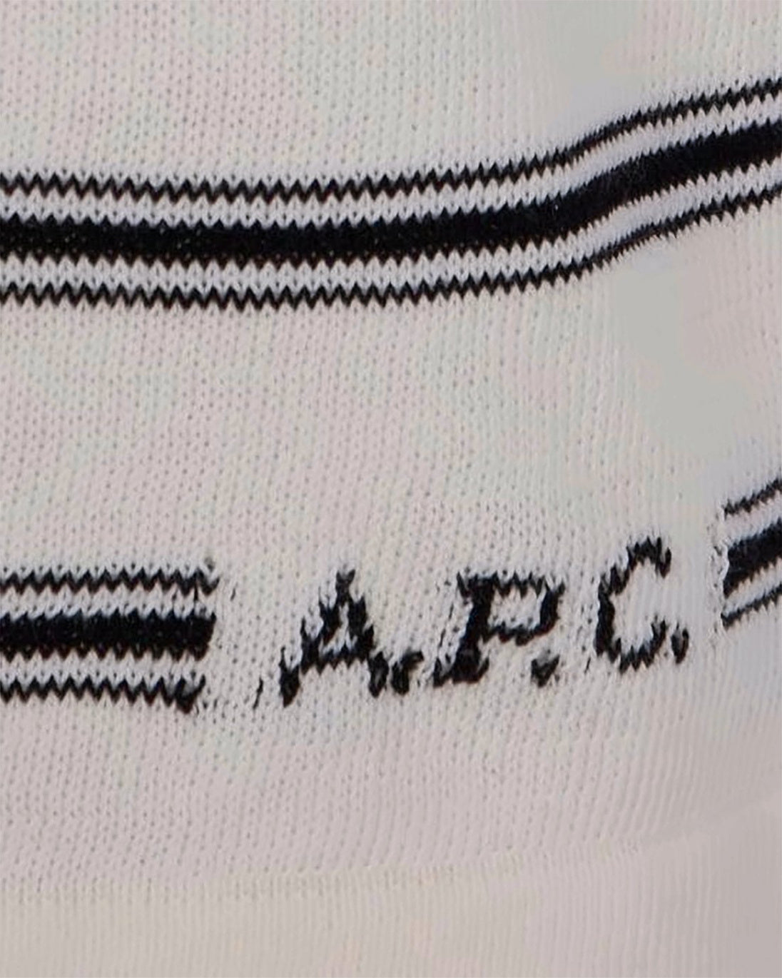 Short-Sleeved Polo Shirt with Classic Collar and Subtle Logo Detail