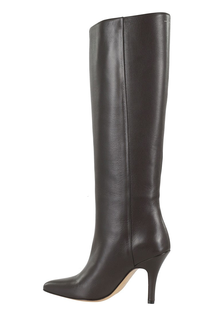 Kozaki z noskiem w szpic z białymi przeszyciami