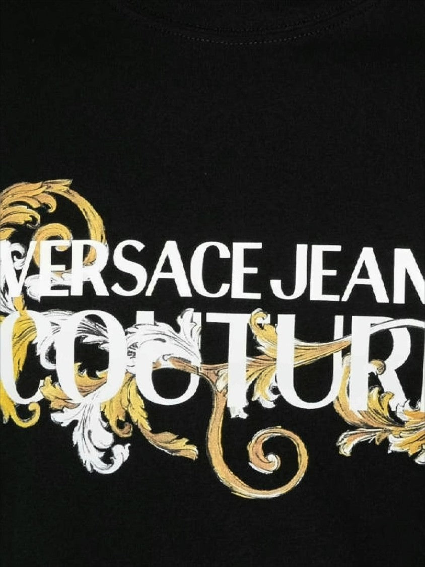 Graphic Print Short-Sleeve T-Shirt with Bold Ornamental Design