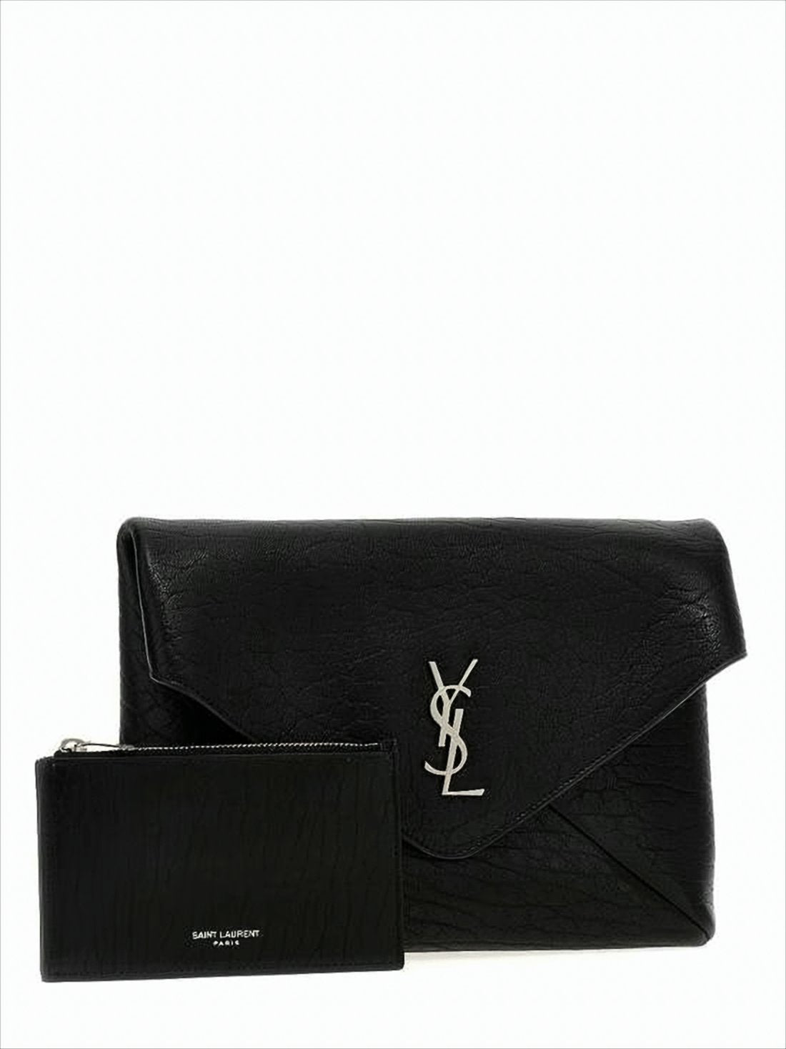 Teksturowana skórzana torba crossbody z metalicznym emblematem