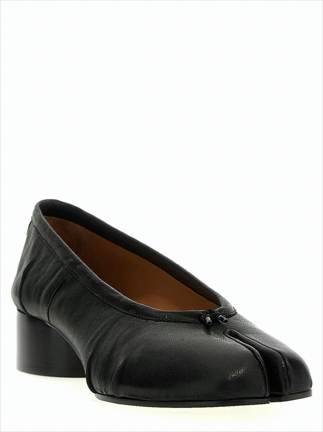 Distinctive Black Flat Shoes with Split-Toe Design