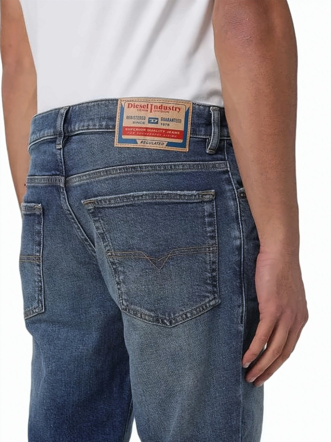 Straight-Leg Denim Pants With Traditional Five-Pocket Design