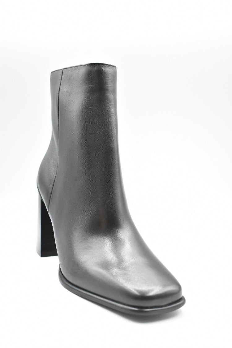Laced Ankle Boots With Heel And Design