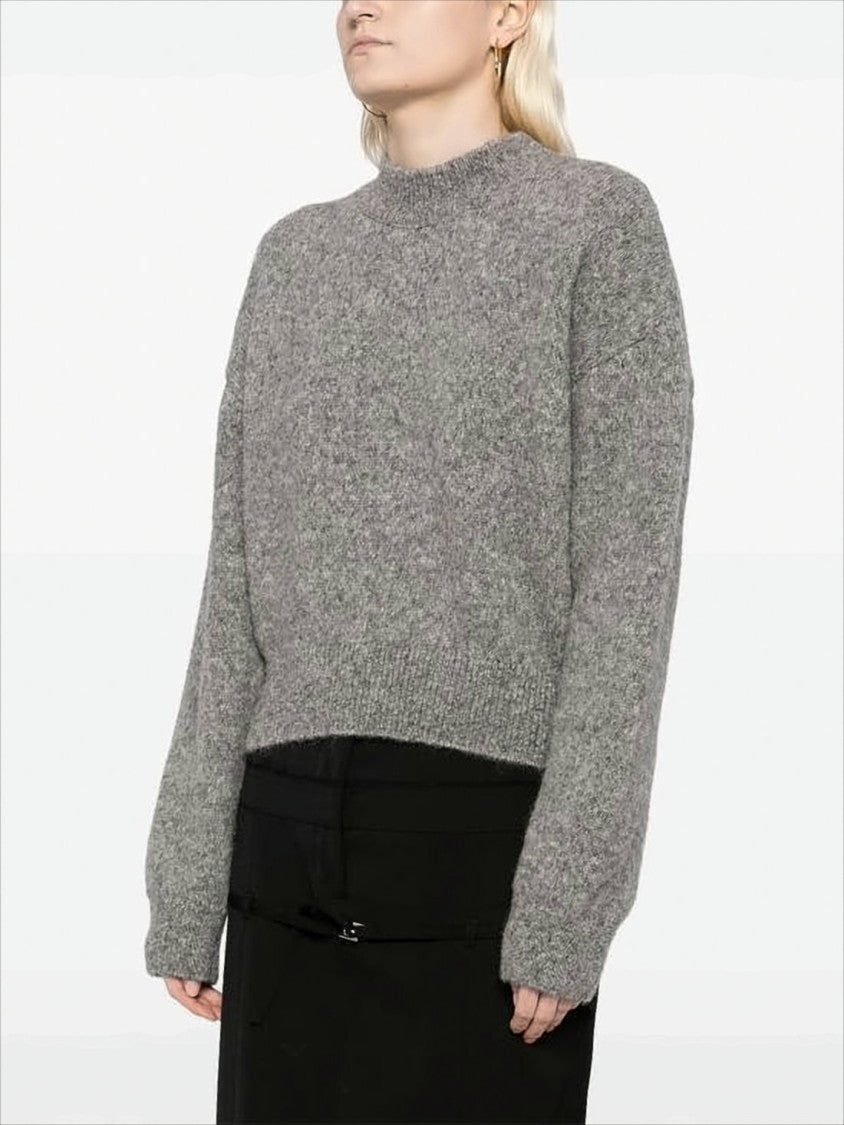 Krótki sweter z golfem, bufiastymi rękawami i detalami z logo