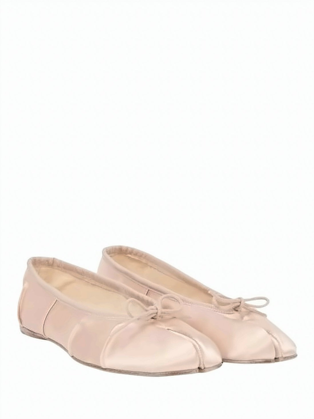 Flat Shoes with Distinctive Split-Toe Design