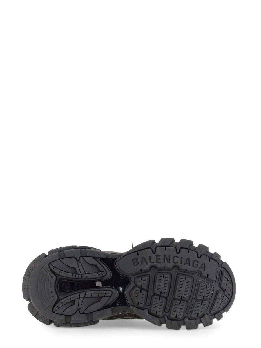 Performance-Driven Sneakers with Breathable Mesh Upper