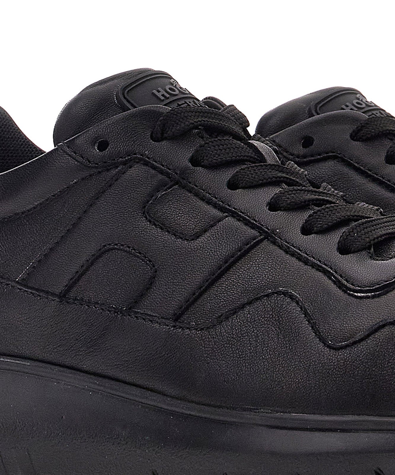 Interactive3 Lace-Up Shoes With And High-Quality Finish